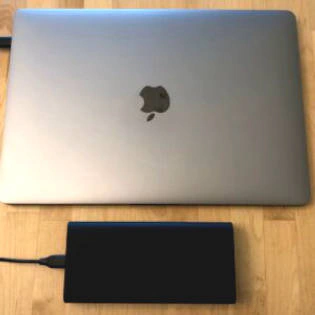 Sạc dự phòng Xiaomi Gen 3 Version 2019 với MacBook Pro 13 inch